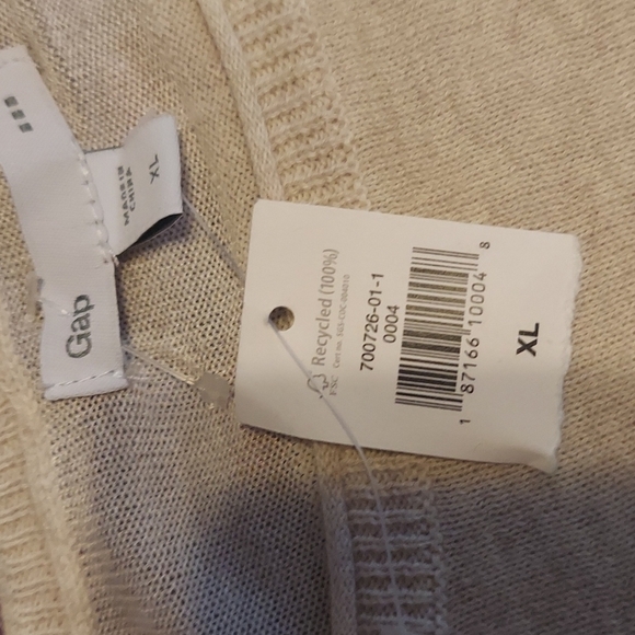 Beautiful new with tag gap sweater - Picture 2 of 3